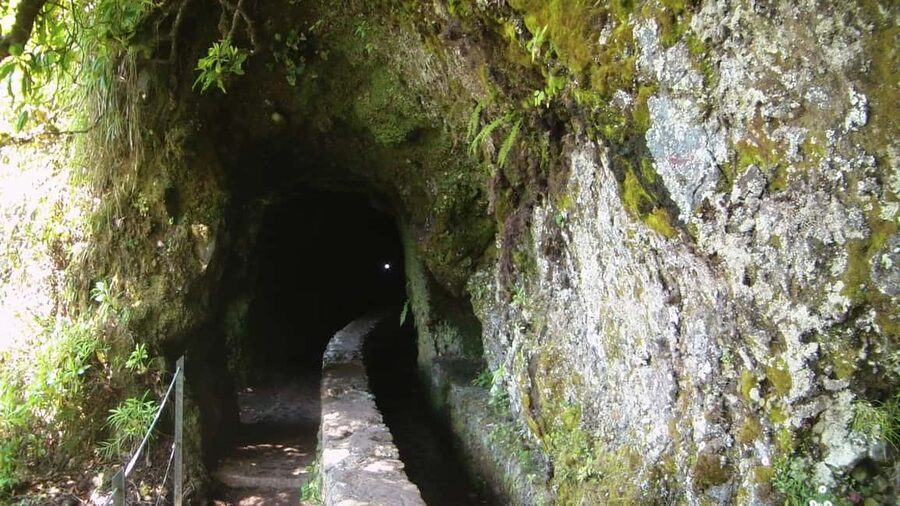 Caldeirão Verde: Queimadas PR9 Transfer and Self-Guided Hike - Timing, Crowds, and the Narrow-Passage Reality Check