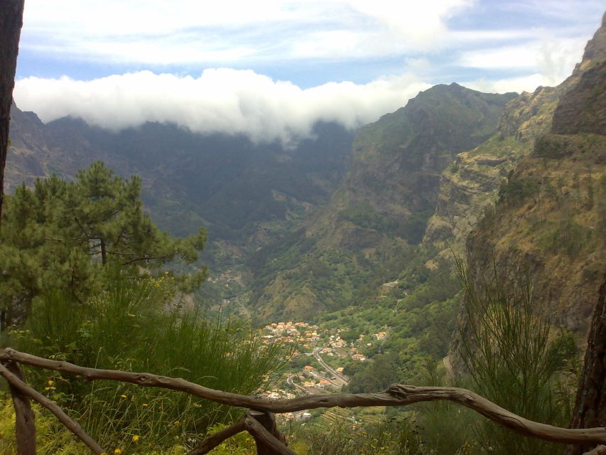 Funchal: Nuns Valley Half Day Tour - Pico dos Barcelos: the cliff-edge view above Funchal at 1,165 ft