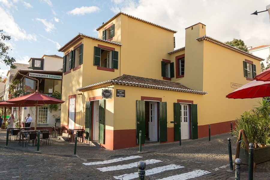 Funchal: Old Town Walking Tour - Starting at the Jesuits’ College, find the glass doors by D’Oliveiras