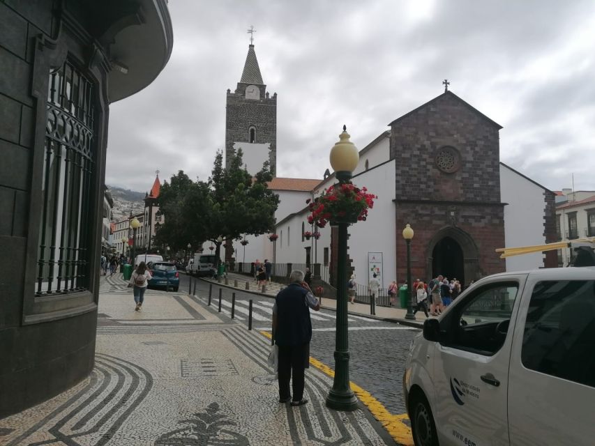 Funchal: Private Guided Tour of Historic Center by Tuk Tuk - Where the tour starts: Avenida do Mar and the simple flow