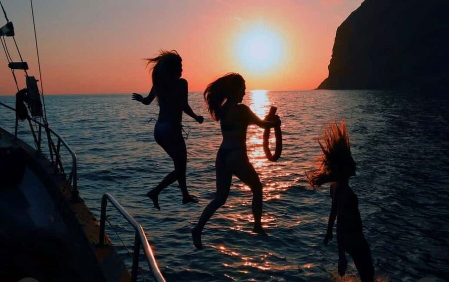 Funchal: Sunset Tour on Traditional Madeiran Boat w/ Drinks - The 3-hour plan, from Funchal coast to Cabo Girão sunset views