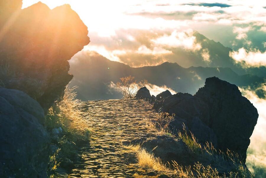 Madeira: Heavenly Sunset Pico do Arieiro with Snacks & Wine - Pico do Arieiro at golden hour, clouds and photo time