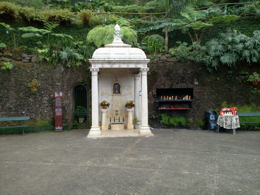 Madeira: Monte Sightseeing Tour & Toboggan Sled Ride - The Monte Walk Begins: Largo da Fonte, Gardens, and a View Toward the Old Train Station
