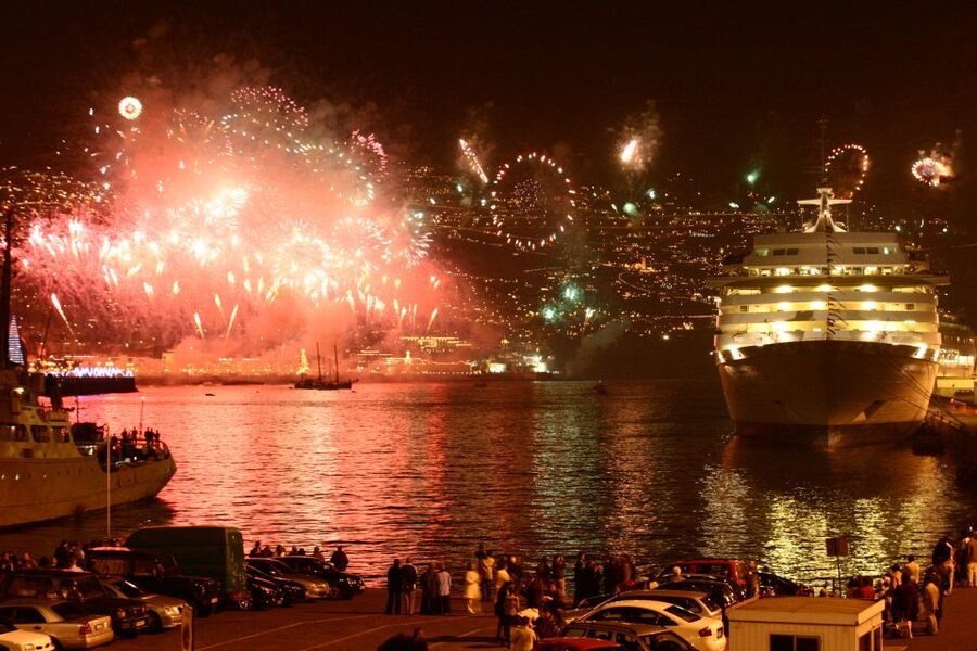 Madeira: New Year's Eve Fireworks by Catamaran - Getting On Board at VMT Madeira Kiosk, Cais 8 (Under Praça do Povo)