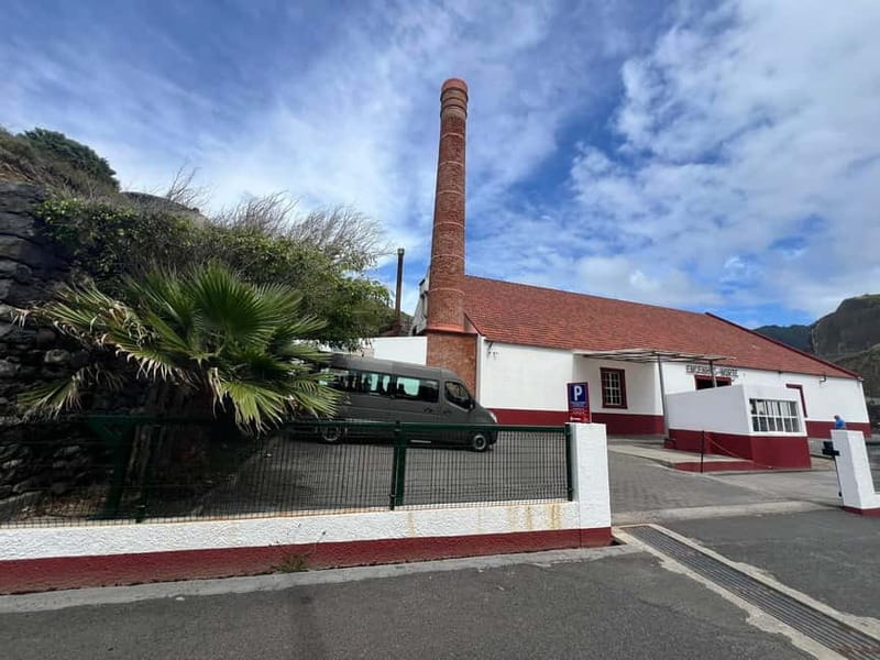 MADEIRA TOUR- SANTANA EAST TOUR STRAW THATCHED ROOFED HOUSES - Porto da Cruz rum factory degustation: a calm, local break