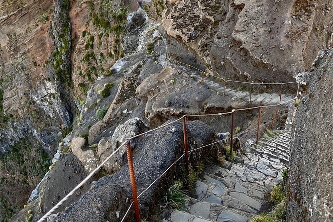 Morning Transfer To Pico Do Arieiro, Hike To Pico Ruivo & Return From Teixeira - The downhill to Achada do Teixeira: where knees feel it