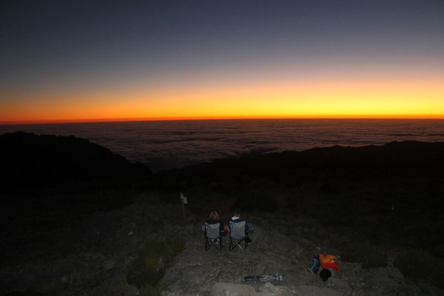 Pico do Arieiro: Private 4x4 Sunrise Trip with Hot Drinks - Pico do Arieiro Stops and Photo Moments: How the Morning Unfolds