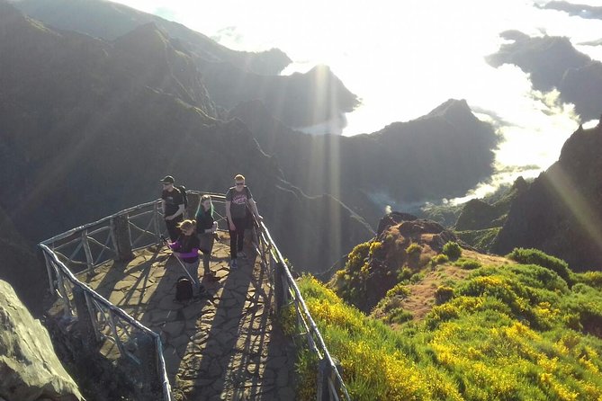 Sunrise Guided Hike PR1 Pico do Areeiro Pico Ruivo small group - Stop 1: Pico do Areeiro, Starting High and Moving Toward the Big Views