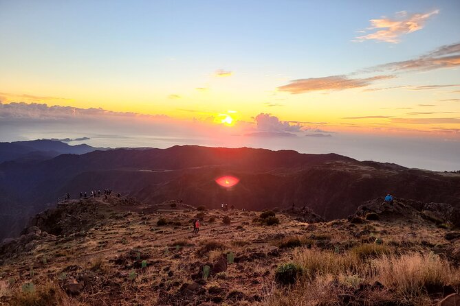 Sunrise in Areeiro Peak - Balcoes de Ribeiro Frio: a flat Laurisilva walk with big viewpoint payoff
